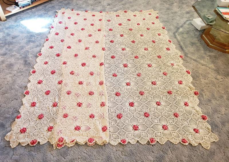 lot 3172 image: GORGEOUS Vintage Handmade Crocheted Doily Blanket Bedspread 82  x 106