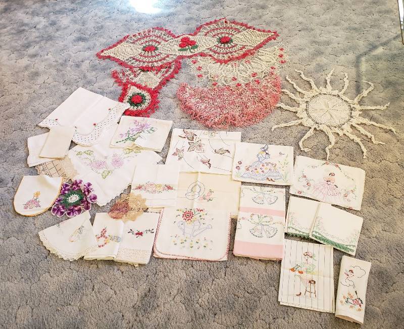 lot 3173 image: Large Lot of Vintage Linens - Excellent Condition