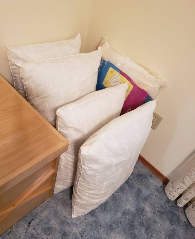 lot 3175 image: Lot of Pillows