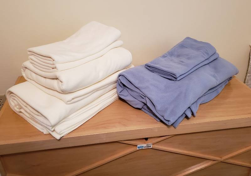 lot 3177 image: (2) Queen Fleece Sheet Sets