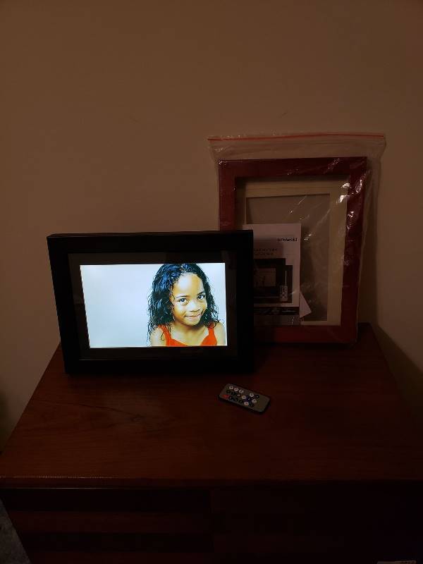 lot 3179 image: Polaroid Digital Frame 10 x 14 - Can play music, clock and slide show functions