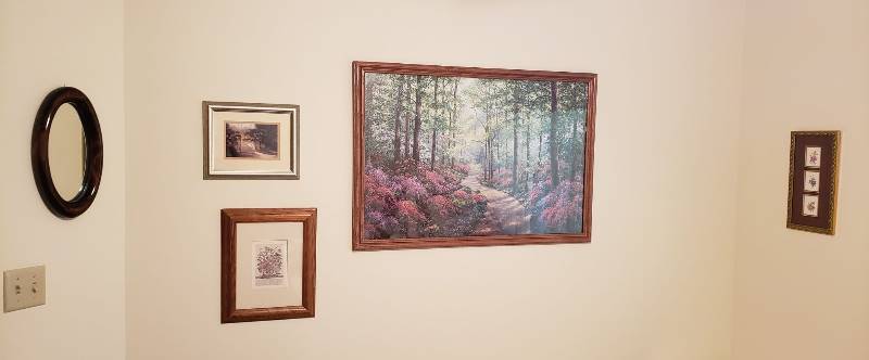 lot 3182 image: Lot of Wall Decor