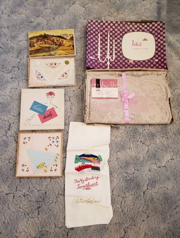 lot 3184 image: Lot of Vintage Linens