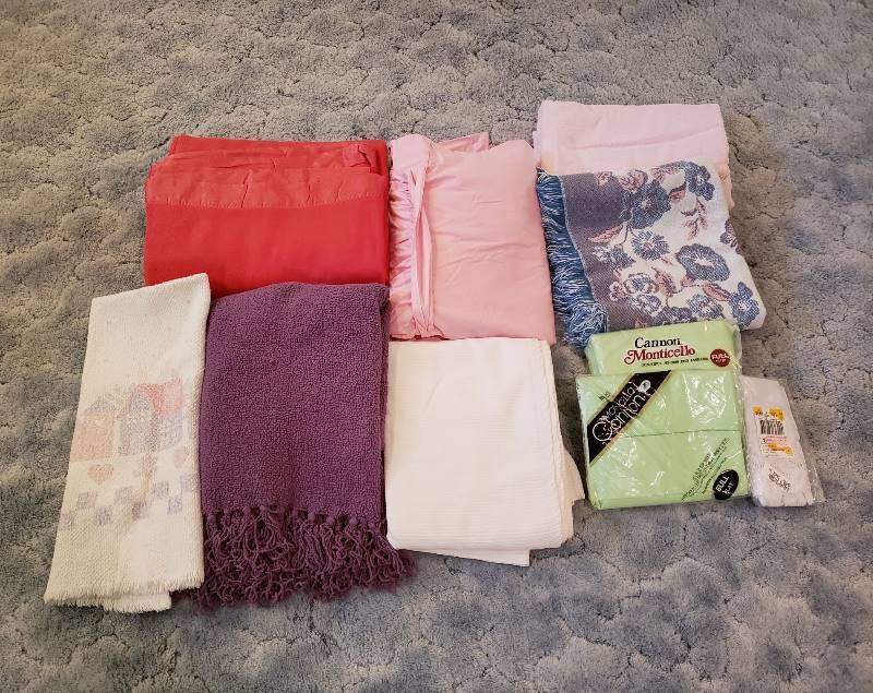 lot 3185 image: Lot of Linens