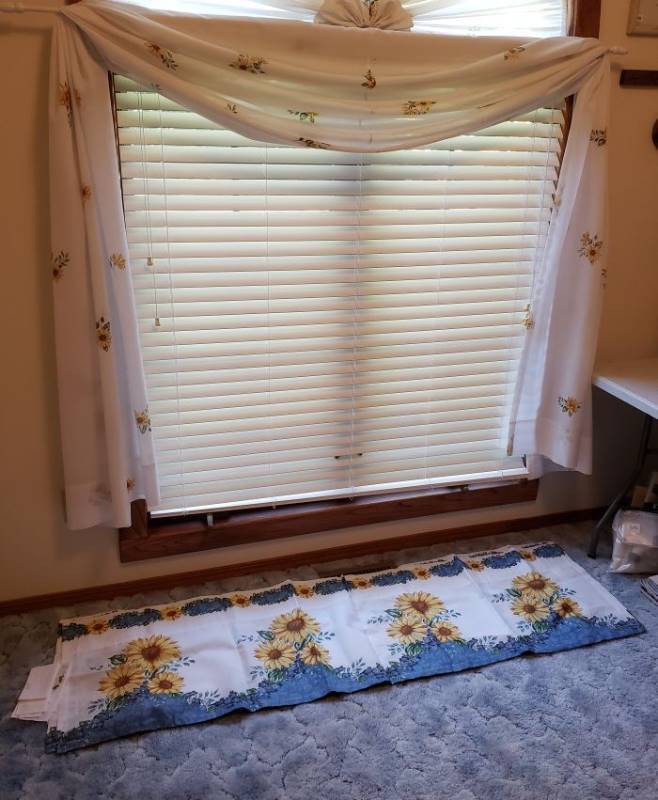 lot 3189 image: Sunflower Curtain Decor