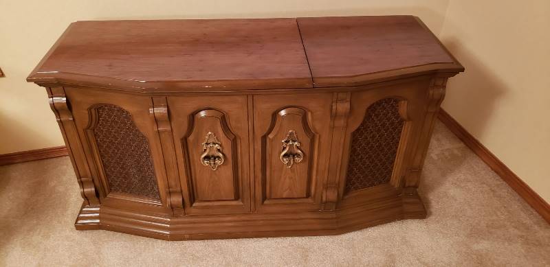 lot 3190 image: Vintage Zenith Console Stereo - could only get the radio to work - 50  x 19  x 25
