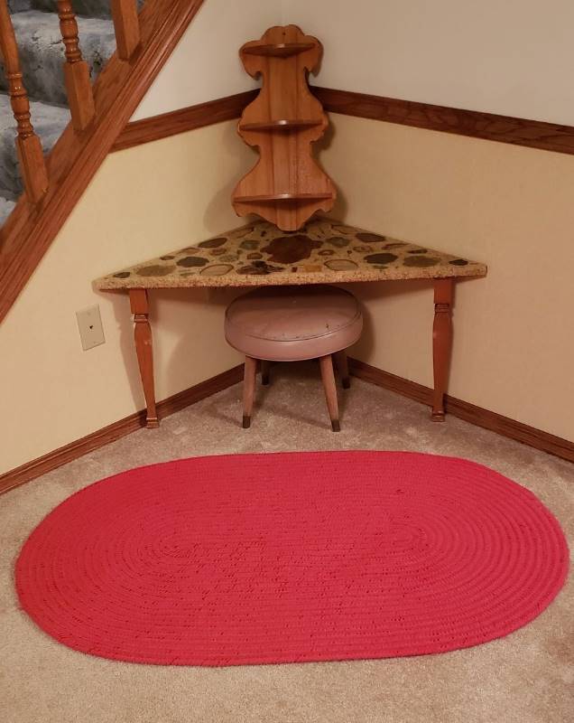 lot 3194 image: Lot of Rock Top Corner Table (41  x 21  x 19 ), Round Stool (14  diameter), Corner 3 Shelf, and Red Braided Rug (52  x 32 )