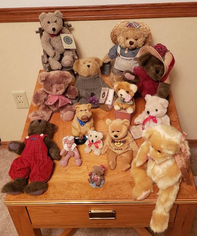 lot 3221 image: Collection of Bears - Boyds, J.B.Bean, Ty, and Others