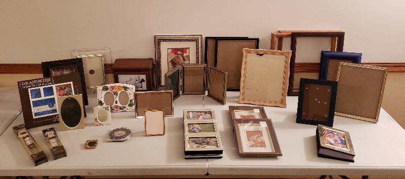 lot 3222 image: Lot of Picture Frames - various sizes & styles