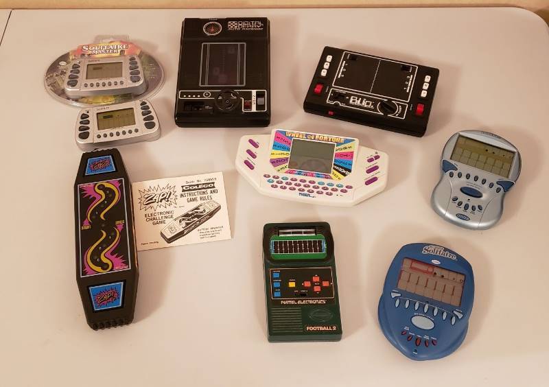 lot 3225 image: Lot of Hand Held Battery Operated Games - some vintage  some new - most need new batteries