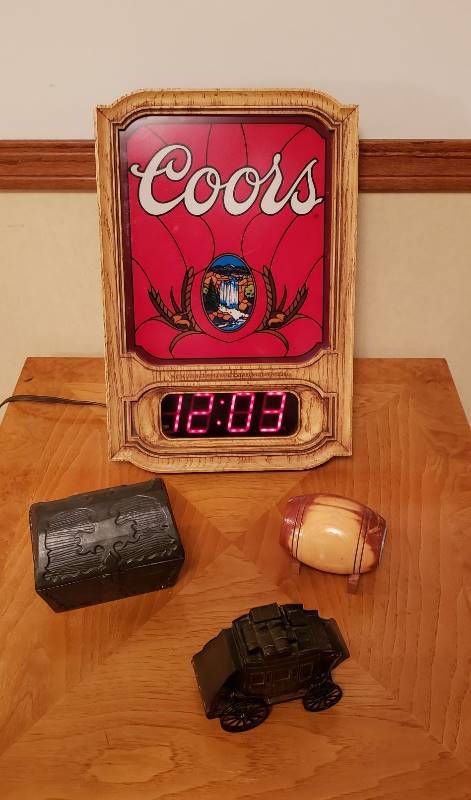 lot 3247 image: Vintage Coors Wall LED Clock (works but the light will need to be replaced)and 3 Banks