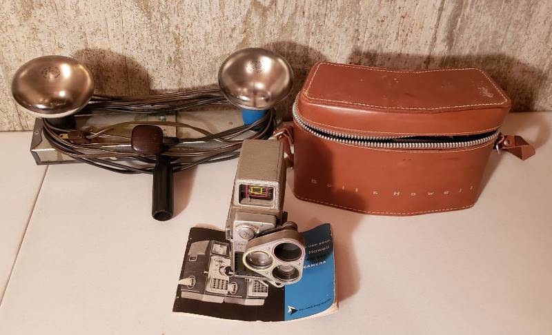 lot 3250 image: Vintage Bell & Howell Movie Camera with Power Light Hand Set (works)