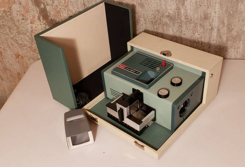lot 3251 image: Vintage Kodak Readymatic 500 Slide Projector and Argus Slide Viewer