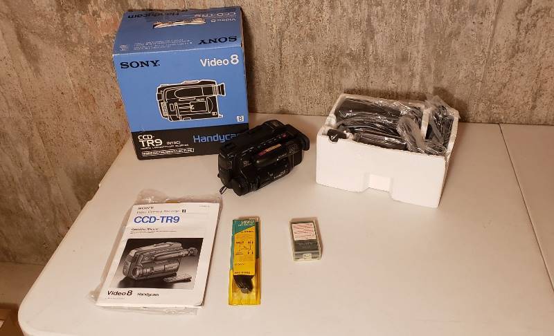 lot 3253 image: Sony Video 8 Handycam with all the accessories