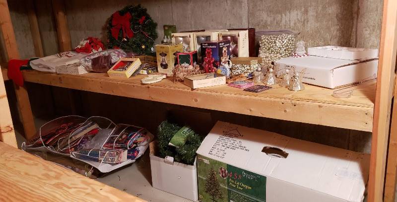 lot 3260 image: Large Lot of Christmas Decorations and Wrapping Items