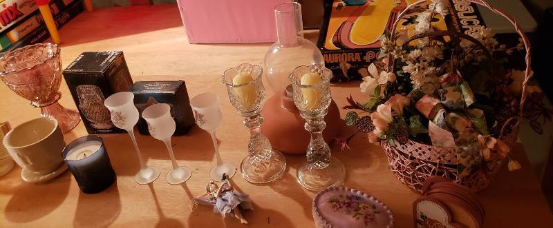 lot 3264 image: Lot of Home Decor - vases, candle items, and others