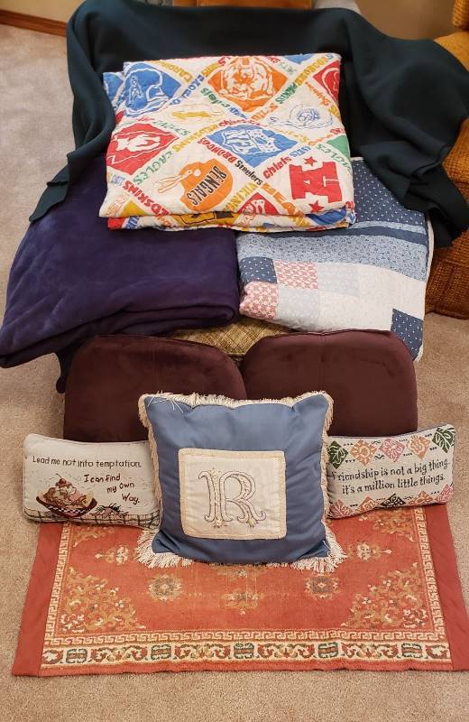 lot 3270 image: Lot of Blankets, Bedspreads (Twins), Seat Cushions, Pillows, and Rug