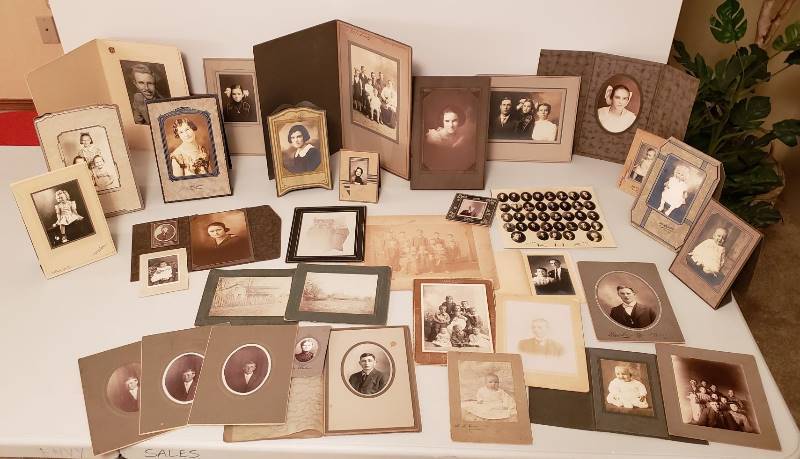 lot 3275 image: Lot of AntiqueVintage Portraits and Group Photos