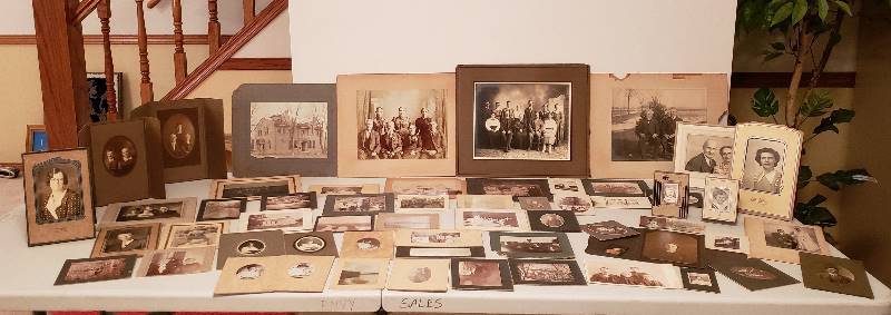 lot 3276 image: Lot of AntiqueVintage Portraits and Group Photos