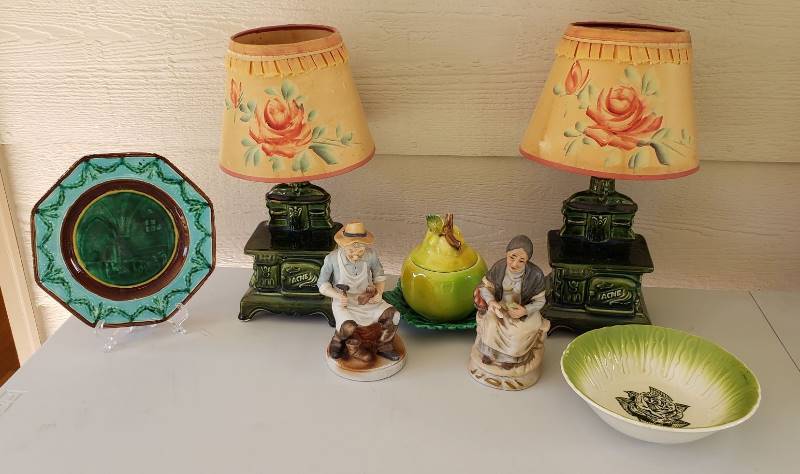 lot 3284 image: Lot of Country Style Decor and Kitchenware - Lamps Work