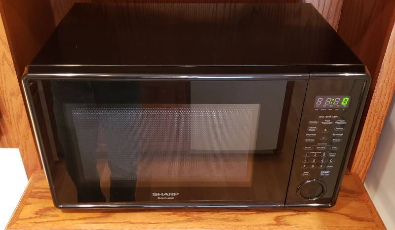 lot 3287 image: Sharp Carousel Microwave - Model R-409Y