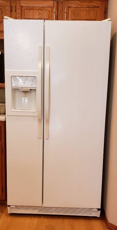 lot 3288 image: Hotpoint Side by Side with IceWater in Door - 25.2 cubic feet - Contents NOT Included