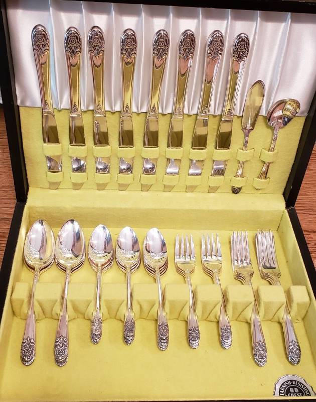 lot 3290 image: 50 piece Set of Meriden Silver Plate Co. - Melody Silverplate Silverware with Case