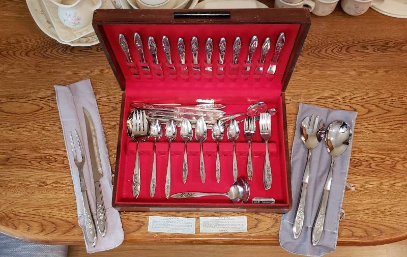 lot 3291 image: 90 Pieces of Queen Bess in Tudor Plate Oneida Community Stainless Silverware
