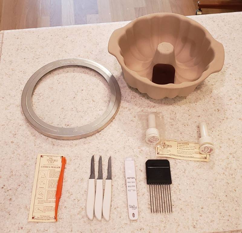 lot 3298 image: Lot of Pampered Chef Kitchen Items