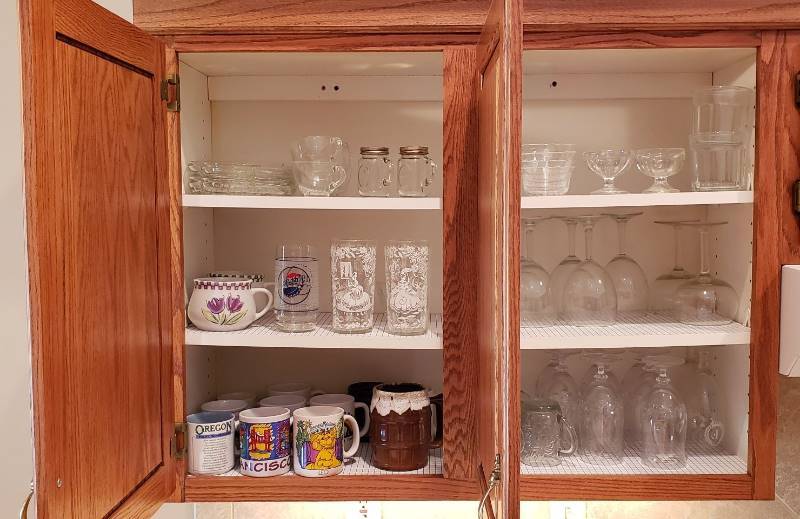 lot 3299 image: Contents of Top Kitchen Cabinet - 3 shelves