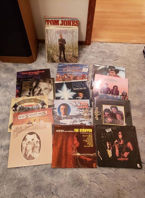 lot 3325 image: Lot of Albums