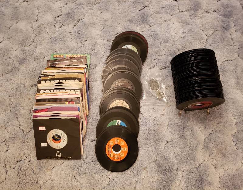 lot 3326 image: Lot of 45s