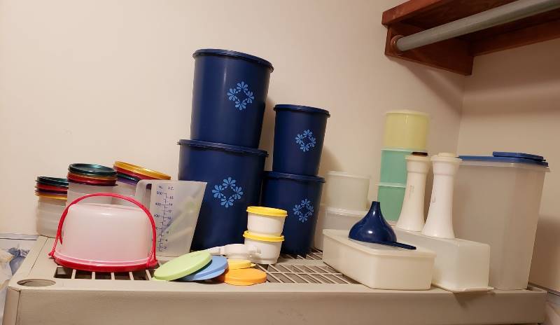 lot 3339 image: Lot of Tupperware