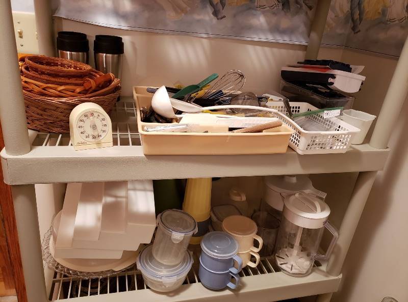 lot 3340 image: Lot of Kitchen Housewares