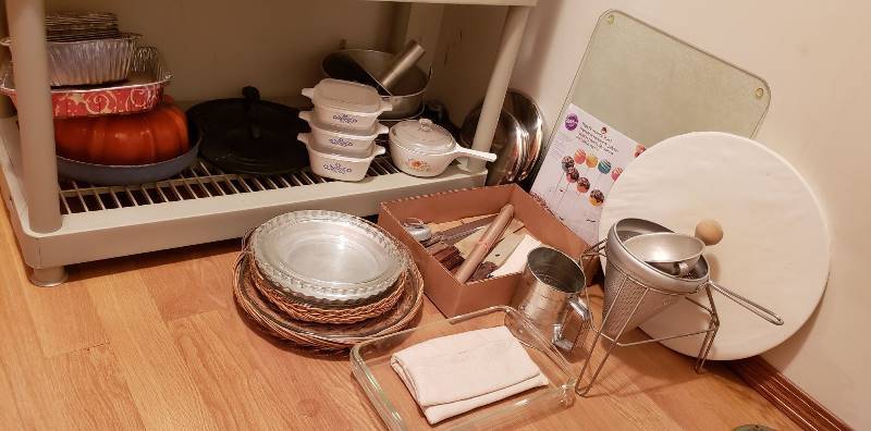 lot 3341 image: Lot of Kitchen Housewares - Pyrex, Fire King, Corningware and more