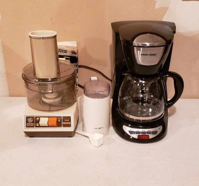 lot 3343 image: Lot of Kitchen Housewares