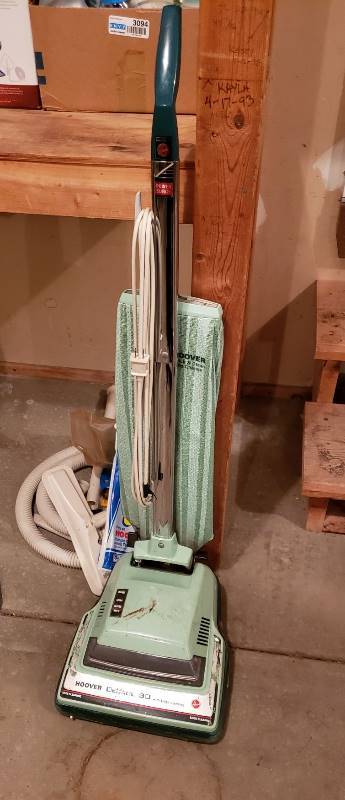 lot 3348 image: Hoover Vacuum