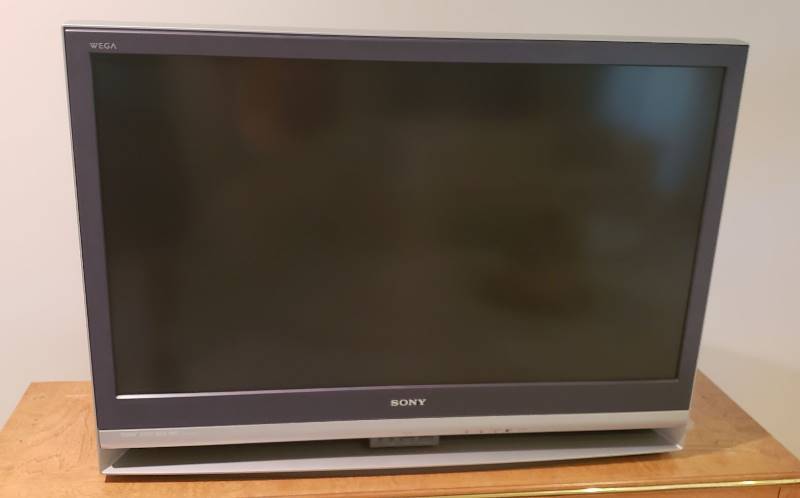 lot 3352 image: Sony Grand Wega 42  LCD Projection TV HD-TV with Sony DVDVHS Player