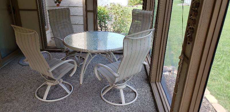 lot 3025 image: Glass Top Table Patio Set with 4 Matching Spring Rocking Chairs - 48  diameter