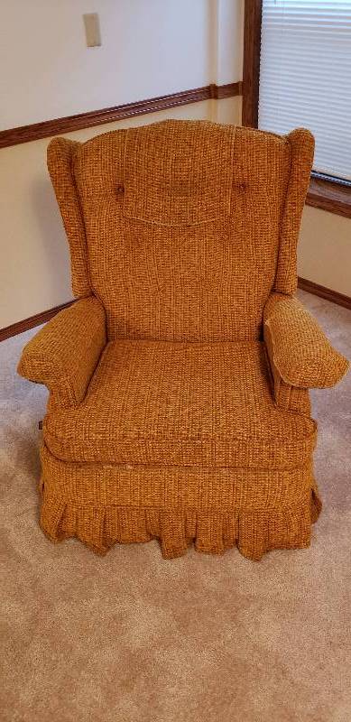 lot 3028 image: Vintage Pontiac Harvest Gold Rocker  Recliner with Removable Seat Cushion - slight damage with cloth between chair & Foot Rest