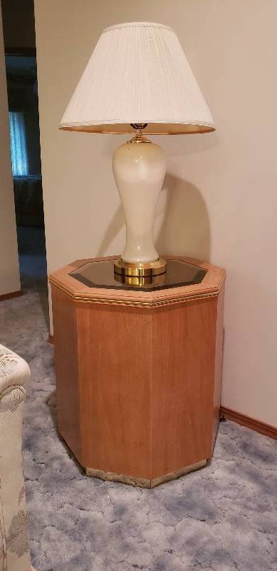 lot 3007 image: Octagon Mirror Topped Light Wood Accent Table - 22  x 22  x 25  - with Cream Lamp (30  tall)