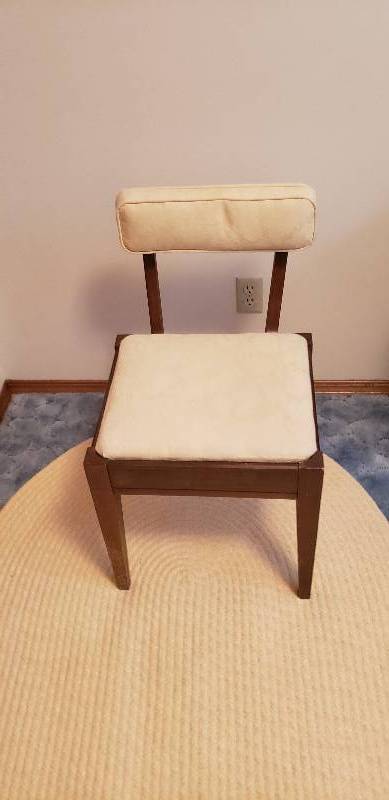 lot 3010 image: Cream Colored Sewing Chair with Storage under Seat - 17  x 15  x 30