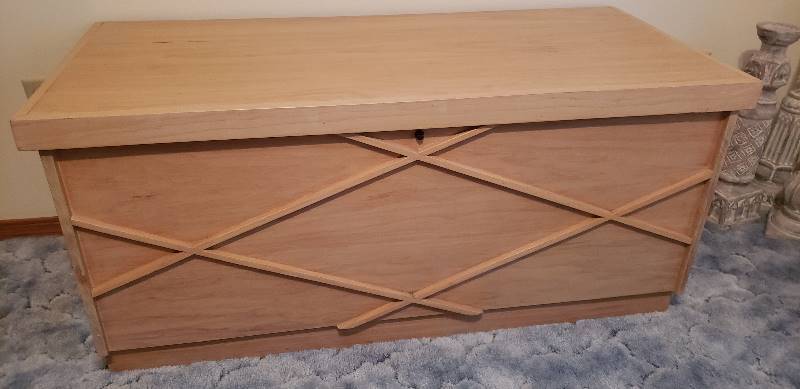lot 3011 image: Large Blond Cedar Blanket Chest - 47 12  x 21 12  x 22