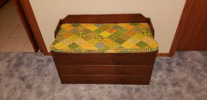 lot 3023 image: Small Wooden Blanket Chest with Removable Cushion - 34  x 16  x 24