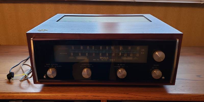 lot 2202 image: Vintage McIntosh MR 73 FMAM Tuner with Walnut Cabinet - Works - Cables and Antenna Included