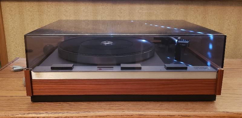 lot 2203 image: Vintage Thorens Turntable TD 125 MK II - Works but will need new needle - Cables and Original Boxes Included- slight damage to cover at hinge (see picture)