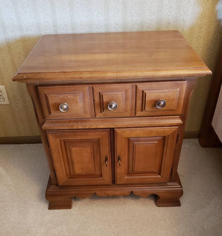 lot 2209 image: Bassett Furniture One drawer Nightstand - 24in.x 16in.x 26in.