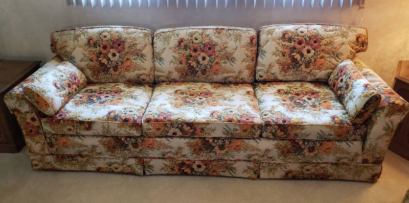 lot 2212 image: Broyhill Fall Floral 3 Cushion Couch - 96 in. long