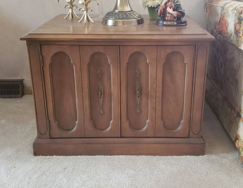 lot 2217 image: Early American 2 Door End Table - 28 in.x 24 in. x 20 in. - contents on top not included