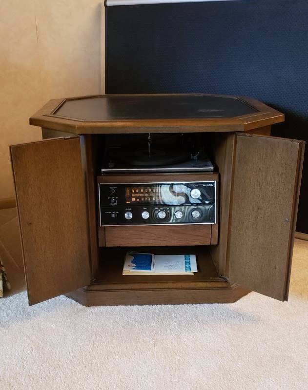 lot 2219 image: Vintage Magnavox Stereo End Table 2 Door Cabinet - Octagonal Shape - 33 in. x 30 in. x 22 in tall